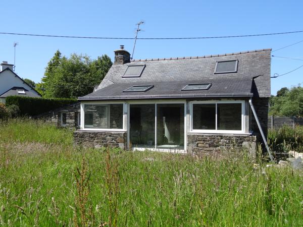 Maël-Carhaix (22340) Maison de campagne en pierre à finir de rénover avec hangar
