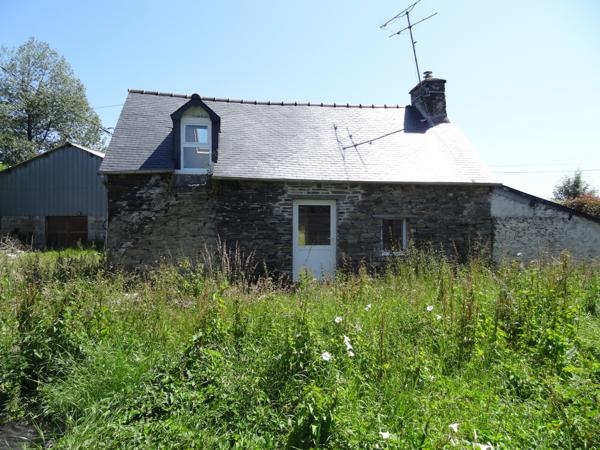 Maël-Carhaix (22340) Maison de campagne en pierre à finir de rénover avec hangar