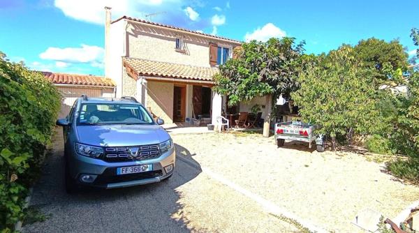 Charmante maison T4, avec une chambre et salle d'eau de plain-pied.
