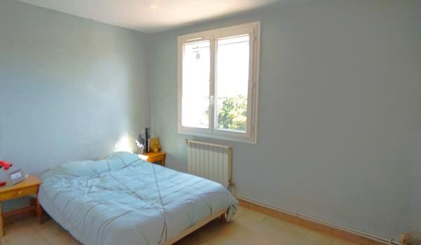 Charmante maison T4, avec une chambre et salle d'eau de plain-pied.