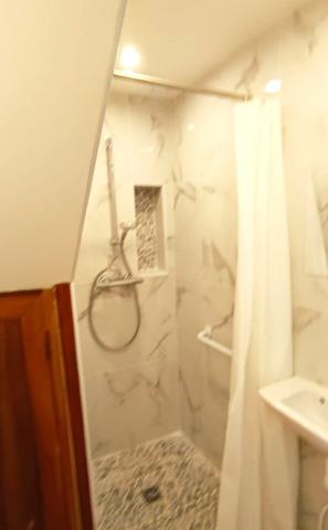 Charmante maison T4, avec une chambre et salle d'eau de plain-pied.