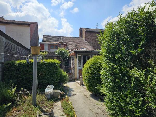 Maison - deux chambres - jardin - passage sur le côté 