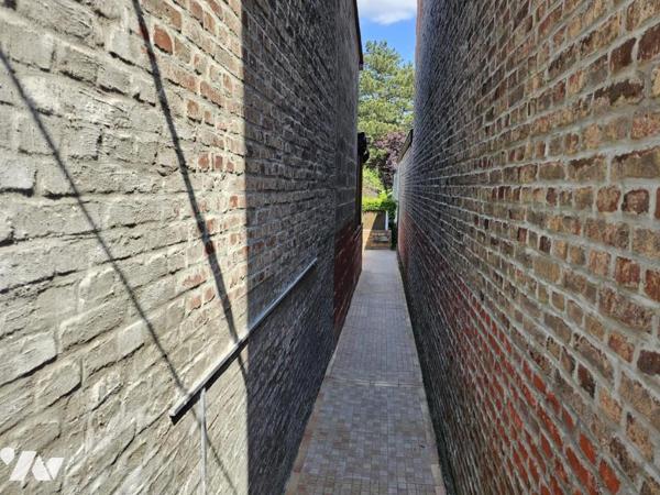 Maison - deux chambres - jardin - passage sur le côté 