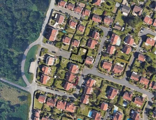 À vendre – Terrain constructible de 467 m² à Longpont-sur-Orge, situé dans un environnement résidentiel calme et agréable.

Ce terrain offre une belle opportunité pour réaliser votre projet de construction de maison individuelle.

✅ Superficie : 467 m²
✅ Terrain viabilisé
✅ Réseaux à proximité / présents : eau, électricité, télécommunications et assainissement
✅ Servitude de canalisations
✅ Environnement résidentiel
✅ Accès facile

Le terrain est idéalement situé dans un secteur pavillonnaire, à proximité des commodités, écoles et transports.