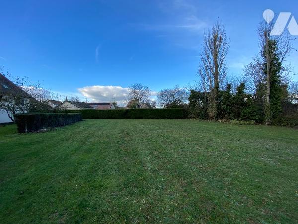 MAISON SPACIEUSE AVEC GRANDE DEPENDANCE ENTRE CAEN ET LISIEUX SUR BEAU TERRAIN DE 2.710 M²