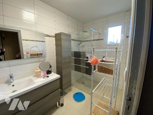 MAISON SPACIEUSE AVEC GRANDE DEPENDANCE ENTRE CAEN ET LISIEUX SUR BEAU TERRAIN DE 2.710 M²