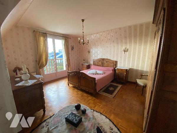 MAISON SPACIEUSE AVEC GRANDE DEPENDANCE ENTRE CAEN ET LISIEUX SUR BEAU TERRAIN DE 2.710 M²