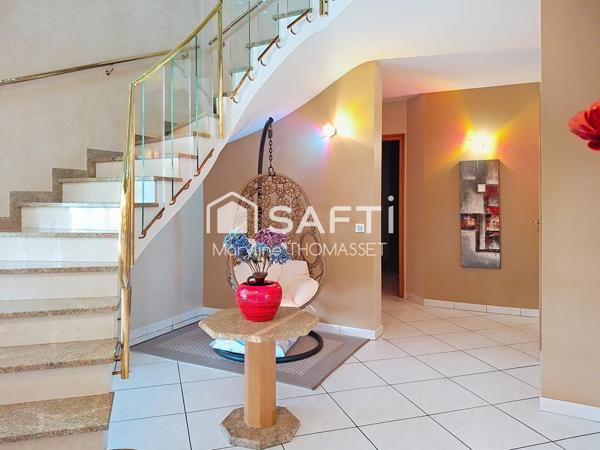 luxueuse maison d'architecte avec piscine intérieure