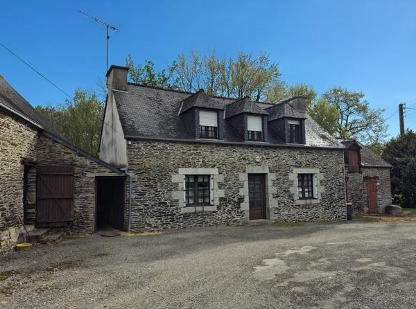 Longère en pierre à rénovée – 88 m² – 3 chambres – Terrain 1800 m² Grandes dépendances.