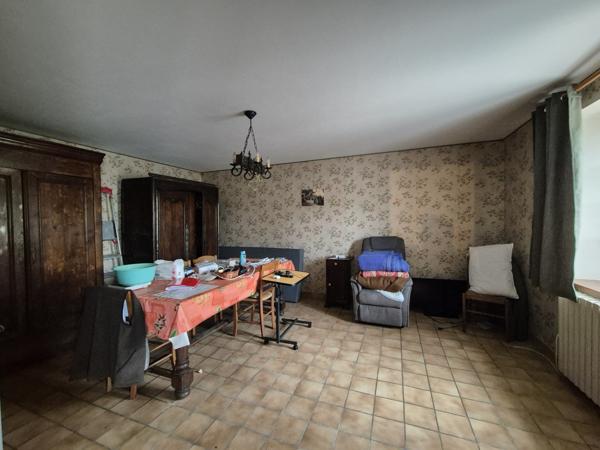 Longère en pierre à rénovée – 88 m² – 3 chambres – Terrain 1800 m² Grandes dépendances.