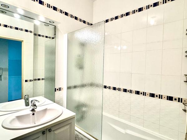 LA BAULE HYPER CENTRE-APPARTEMENT DE 44M2-TERRASSE DE 17M2-APERÇU MER-GARAGE-CAVE-TOUT À PIED