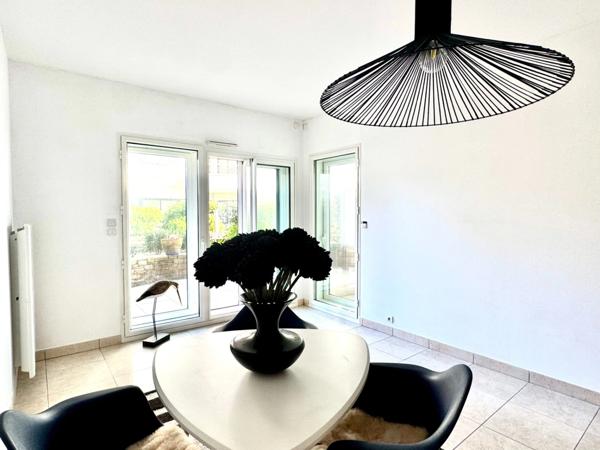 LA BAULE HYPER CENTRE-APPARTEMENT DE 44M2-TERRASSE DE 17M2-APERÇU MER-GARAGE-CAVE-TOUT À PIED