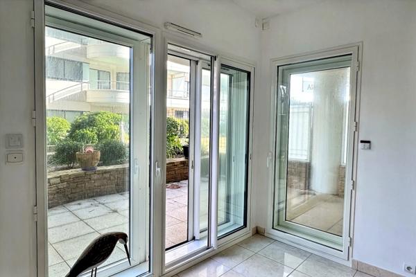 LA BAULE HYPER CENTRE-APPARTEMENT DE 44M2-TERRASSE DE 17M2-APERÇU MER-GARAGE-CAVE-TOUT À PIED