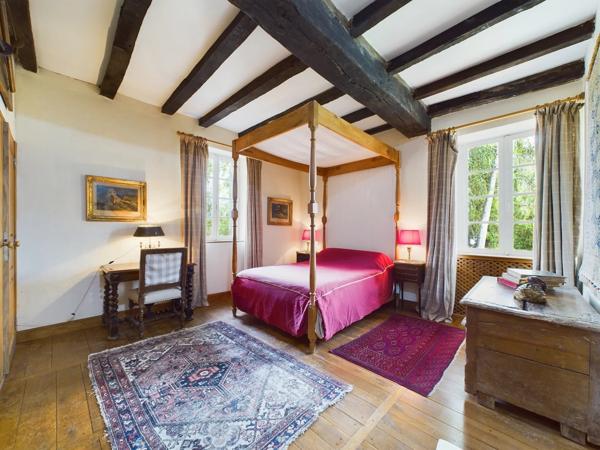 Une maison de maître unique avec maison d’amis, piscine et dépendances