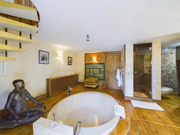 Une maison de maître unique avec maison d’amis, piscine et dépendances