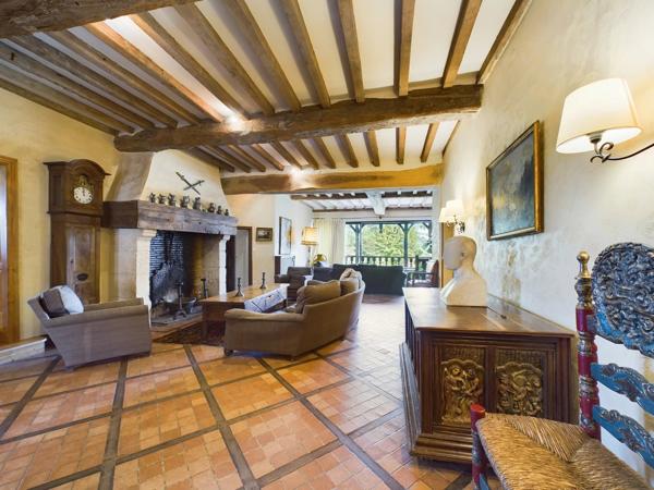Une maison de maître unique avec maison d’amis, piscine et dépendances