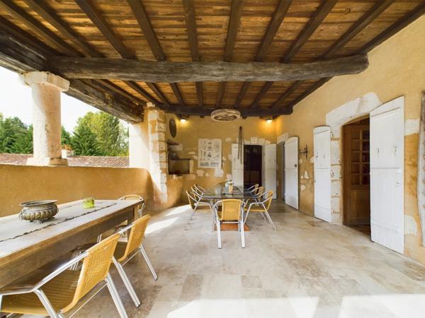 Une maison de maître unique avec maison d’amis, piscine et dépendances