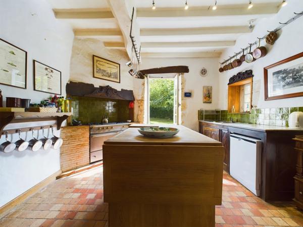 Une maison de maître unique avec maison d’amis, piscine et dépendances