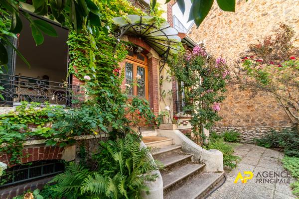 Maison d'exception des années 30 à La Garenne-Colombes, havre de paix ensoleillé 1 145 000 € **  - Référence  13413