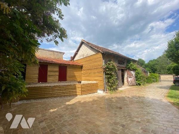 Commune de LEVES, agglo recherchée, 
Magnifique maison récente sur sous-sol total comprenant :...