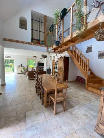 Commune de LEVES, agglo recherchée, 
Magnifique maison récente sur sous-sol total comprenant :...