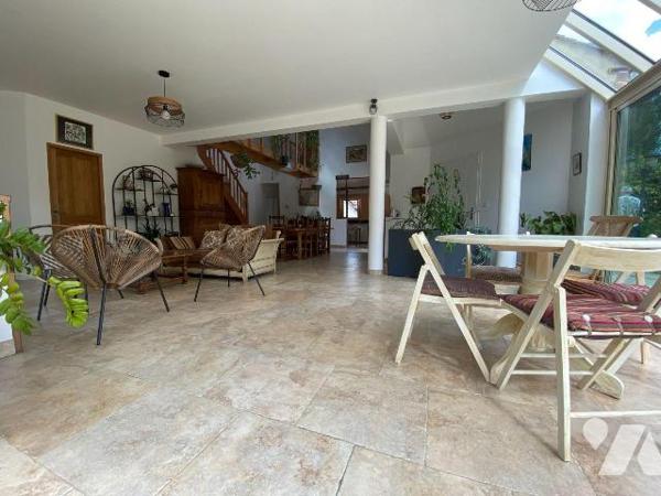 Commune de LEVES, agglo recherchée, 
Magnifique maison récente sur sous-sol total comprenant :...