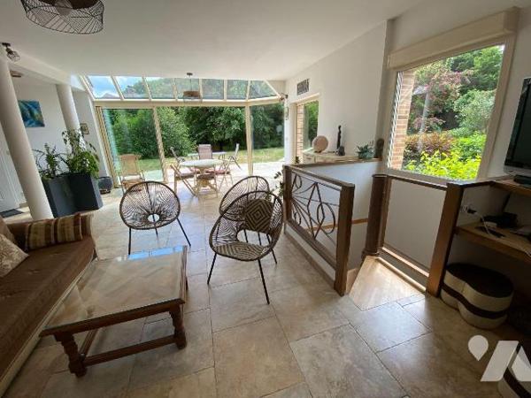 Commune de LEVES, agglo recherchée, 
Magnifique maison récente sur sous-sol total comprenant :...