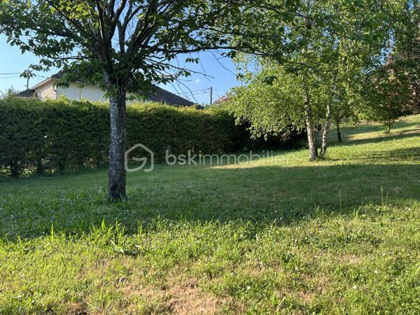 Venez découvrir ce beau terrain à bâtir de 500 m² à SALINS (77)
à 5mn Gare De Montereau, 1 h de Paris en train, charment village.
Terrain non viabilisé
Le charme de la campagne, la proximité de la ville – Faites construire à Salins !
Environnement idéal pour les familles avec école primaire et maternelle.
Cadre verdoyant et sécurisé.
