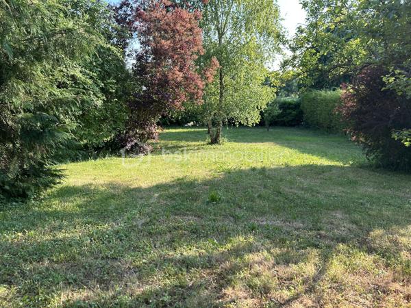 Venez découvrir ce beau terrain à bâtir de 500 m² à SALINS (77)
à 5mn Gare De Montereau, 1 h de Paris en train, charment village.
Terrain non viabilisé
Le charme de la campagne, la proximité de la ville – Faites construire à Salins !
Environnement idéal pour les familles avec école primaire et maternelle.
Cadre verdoyant et sécurisé.