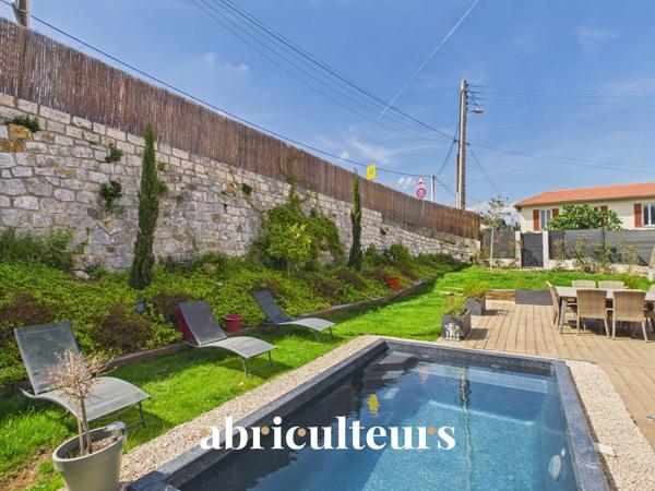 Belle maison de 2024 DPE A 120m2 3 chambres Jardin et piscine en centre-ville de Saint-Laurent-du-Var