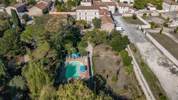 Maison Idéale pour la Famille avec Maison d'Amis, Jardins et Piscine Chauffée