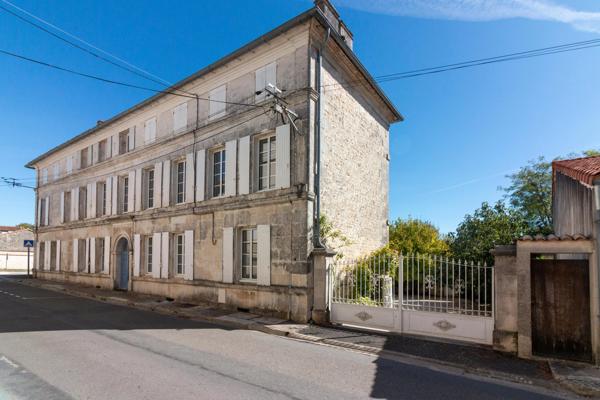 Maison Idéale pour la Famille avec Maison d'Amis, Jardins et Piscine Chauffée