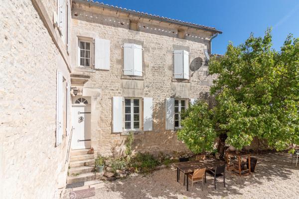 Maison Idéale pour la Famille avec Maison d'Amis, Jardins et Piscine Chauffée