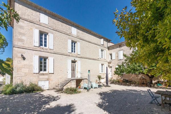 Maison Idéale pour la Famille avec Maison d'Amis, Jardins et Piscine Chauffée