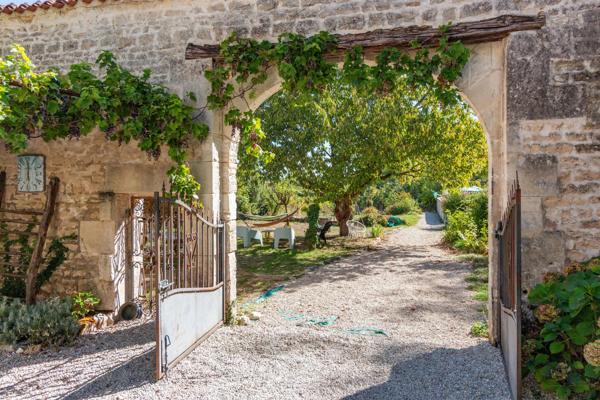 Maison Idéale pour la Famille avec Maison d'Amis, Jardins et Piscine Chauffée