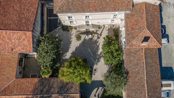 Maison Idéale pour la Famille avec Maison d'Amis, Jardins et Piscine Chauffée
