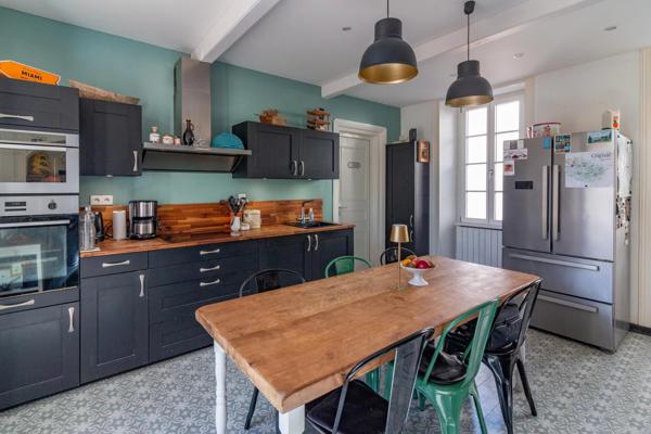 Maison Idéale pour la Famille avec Maison d'Amis, Jardins et Piscine Chauffée