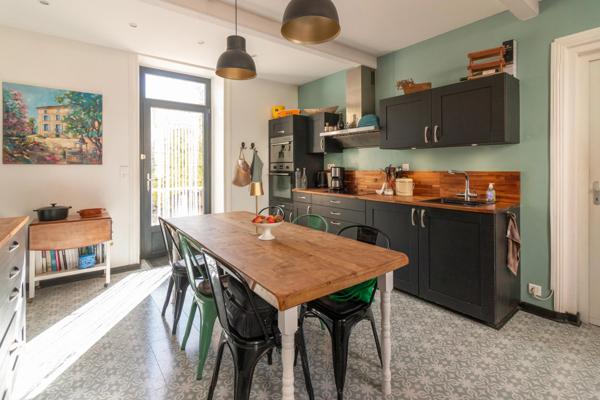 Maison Idéale pour la Famille avec Maison d'Amis, Jardins et Piscine Chauffée