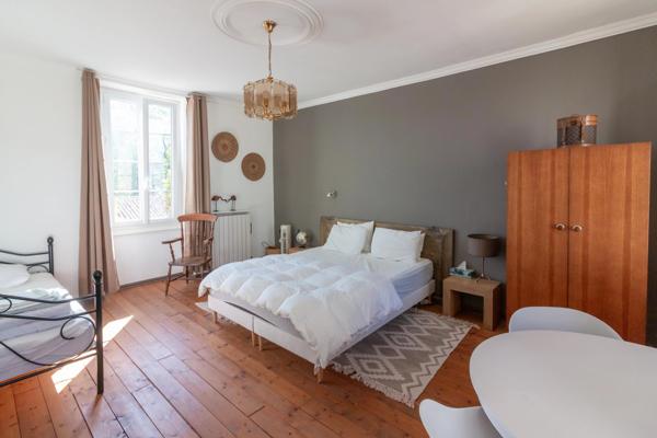 Maison Idéale pour la Famille avec Maison d'Amis, Jardins et Piscine Chauffée