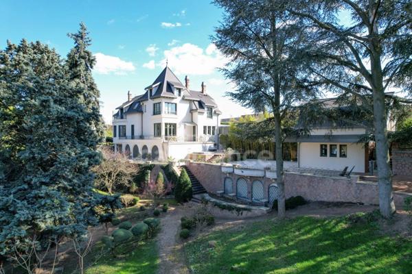 Une propriété de caractère, discrète et élégante, où le charme de la Belle Époque rencontre le confort d’une rénovation récente