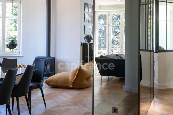 Une propriété de caractère, discrète et élégante, où le charme de la Belle Époque rencontre le confort d’une rénovation récente