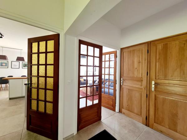 Spacieuse Maison de 5 Chambres avec Piscine et Jardin