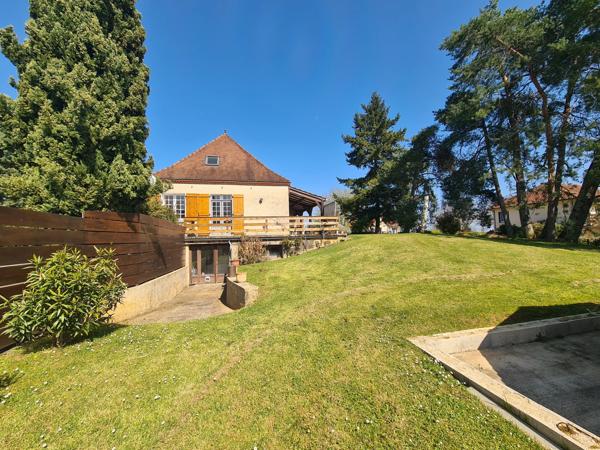 Spacieuse Maison de 5 Chambres avec Piscine et Jardin