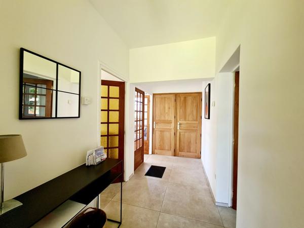 Spacieuse Maison de 5 Chambres avec Piscine et Jardin