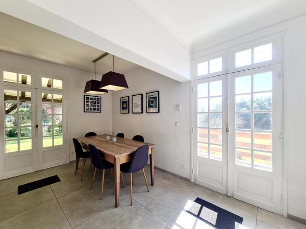 Spacieuse Maison de 5 Chambres avec Piscine et Jardin