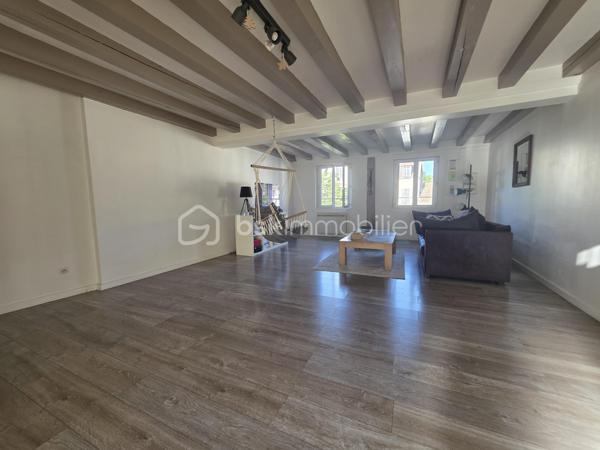 Idéalement situé sur la place centrale de Nemours au pied des commerces des écoles et de la gare SNCF (Paris Gare de Lyon)
Au deuxième étage d’une copropriété calme, ce duplex offre un cadre de vie rare mêlant praticité et authenticité.
Le premier niveau propose un vaste séjour de 50m² et une cuisine indépendante tandis que l’étage accueille deux chambres une salle de bains avec WC et un débarras idéal pour optimiser le rangement. 
Coté pratique, un deuxième lot de copropriété au 1er étage complète cette offre : une pièce buanderie.
Un appartement de 77 m² lumineux au cœur de la vie Nemourienne parfait pour profiter de tout à pied