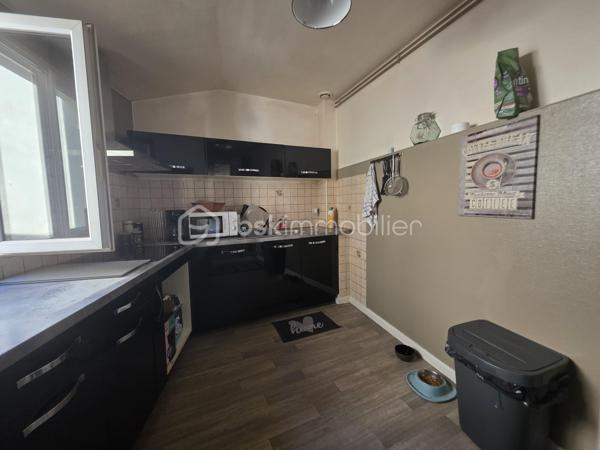 Idéalement situé sur la place centrale de Nemours au pied des commerces des écoles et de la gare SNCF (Paris Gare de Lyon)
Au deuxième étage d’une copropriété calme, ce duplex offre un cadre de vie rare mêlant praticité et authenticité.
Le premier niveau propose un vaste séjour de 50m² et une cuisine indépendante tandis que l’étage accueille deux chambres une salle de bains avec WC et un débarras idéal pour optimiser le rangement. 
Coté pratique, un deuxième lot de copropriété au 1er étage complète cette offre : une pièce buanderie.
Un appartement de 77 m² lumineux au cœur de la vie Nemourienne parfait pour profiter de tout à pied