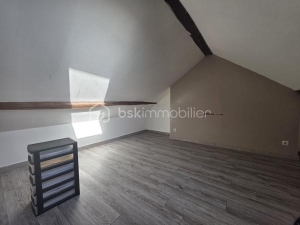 Idéalement situé sur la place centrale de Nemours au pied des commerces des écoles et de la gare SNCF (Paris Gare de Lyon)
Au deuxième étage d’une copropriété calme, ce duplex offre un cadre de vie rare mêlant praticité et authenticité.
Le premier niveau propose un vaste séjour de 50m² et une cuisine indépendante tandis que l’étage accueille deux chambres une salle de bains avec WC et un débarras idéal pour optimiser le rangement. 
Coté pratique, un deuxième lot de copropriété au 1er étage complète cette offre : une pièce buanderie.
Un appartement de 77 m² lumineux au cœur de la vie Nemourienne parfait pour profiter de tout à pied
