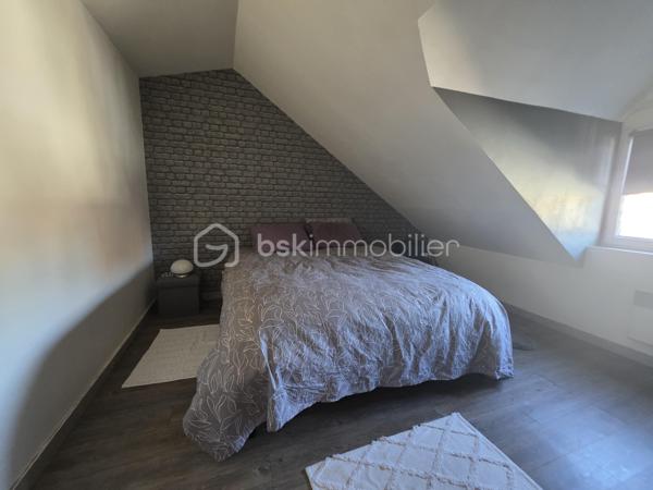 Idéalement situé sur la place centrale de Nemours au pied des commerces des écoles et de la gare SNCF (Paris Gare de Lyon)
Au deuxième étage d’une copropriété calme, ce duplex offre un cadre de vie rare mêlant praticité et authenticité.
Le premier niveau propose un vaste séjour de 50m² et une cuisine indépendante tandis que l’étage accueille deux chambres une salle de bains avec WC et un débarras idéal pour optimiser le rangement. 
Coté pratique, un deuxième lot de copropriété au 1er étage complète cette offre : une pièce buanderie.
Un appartement de 77 m² lumineux au cœur de la vie Nemourienne parfait pour profiter de tout à pied