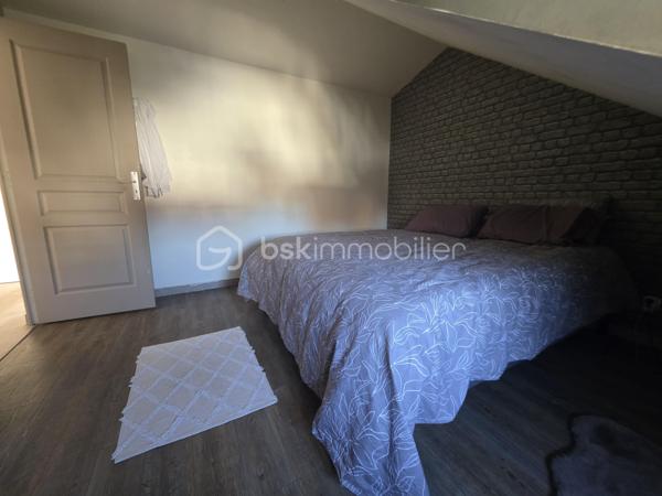 Idéalement situé sur la place centrale de Nemours au pied des commerces des écoles et de la gare SNCF (Paris Gare de Lyon)
Au deuxième étage d’une copropriété calme, ce duplex offre un cadre de vie rare mêlant praticité et authenticité.
Le premier niveau propose un vaste séjour de 50m² et une cuisine indépendante tandis que l’étage accueille deux chambres une salle de bains avec WC et un débarras idéal pour optimiser le rangement. 
Coté pratique, un deuxième lot de copropriété au 1er étage complète cette offre : une pièce buanderie.
Un appartement de 77 m² lumineux au cœur de la vie Nemourienne parfait pour profiter de tout à pied